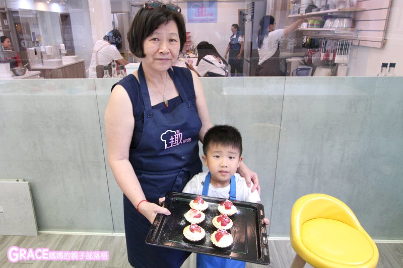 寒假暑假周休2日放假溜小孩親子旅行旅遊好玩景點分享推薦行程-育兒好物-台北親子烘焙DIY推薦-有趣烘焙-夏令營-DM價格交通-手做蛋糕點心PIZZA簡單-共享廚房材料食譜烤箱器材工具設備-兒童烘焙課程才藝班-市政府捷運站-人氣媽媽blogger-親子網紅團購-親子業配-痞客邦親子粉絲團-台灣旅遊美食親子部落客grace媽媽的親子部落格