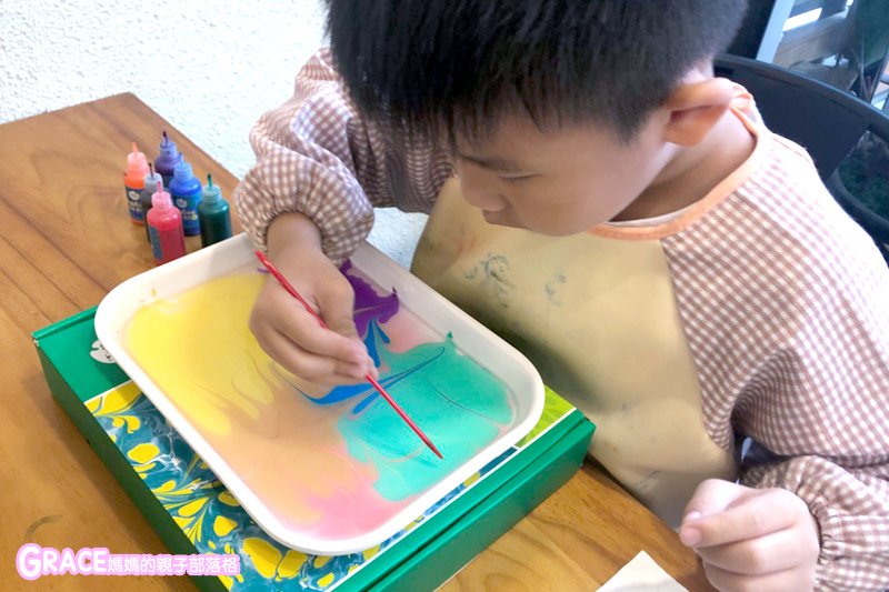 寒假暑假周休2日放假溜小孩親子旅行旅遊好玩景點分享推薦行程-表現技法-好玩浮水畫DIY-水拓畫-小小畢卡索-不用筆的兒童漂浮水彩畫-兒童水彩畫-幼兒繪畫-台北兒童繪畫班-幼兒美術教學-畫畫課-美術課-塗鴉班-兒童美術班-育兒好物表現技法-幼兒繪畫啟蒙-美術館博物館科教館-美食fb粉絲專頁--台灣美食blogger-人氣blog排行榜-育兒blog推薦-人氣媽媽blogger-親子網紅團購-痞客邦親子粉絲團-台灣旅遊美食親子部落客grace媽媽的親子部落格