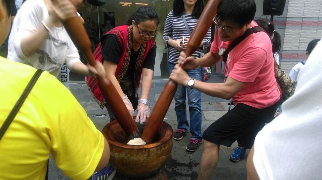 烏來老街香噴噴搗小米 (盼觀光客回流,重振烏來觀光)