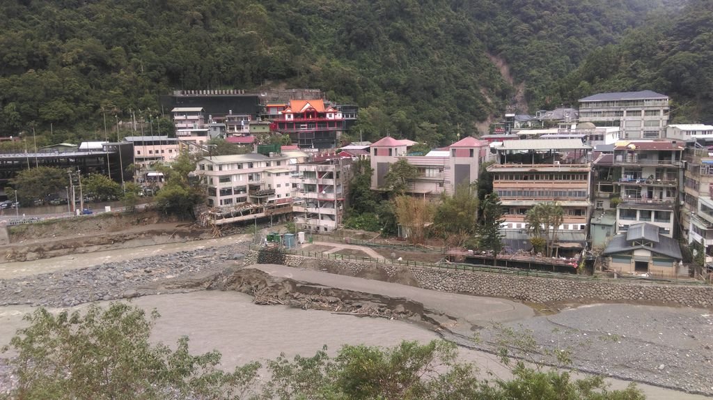 烏來老街香噴噴搗小米 (盼觀光客回流,重振烏來觀光)