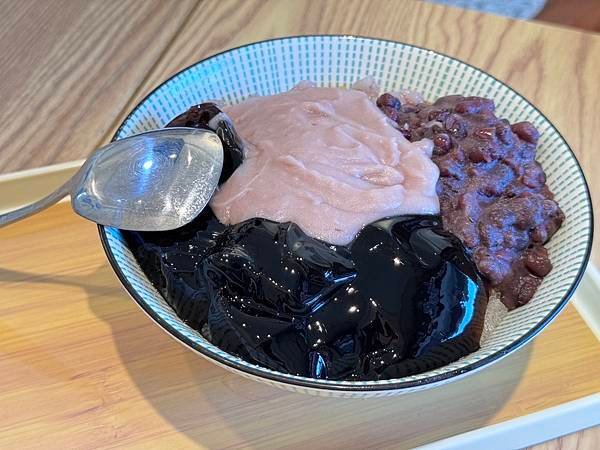 [ 彰化食記 ] 滿滿 仙草奶凍 aka 愛上妮 米熱狗