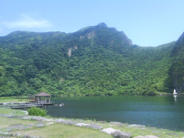 龜尾湖另一景--山頭有個人斜躺著