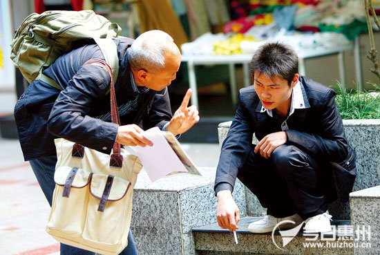 「中國反煙第一人」江漢路上見煙就搶_02.jpg