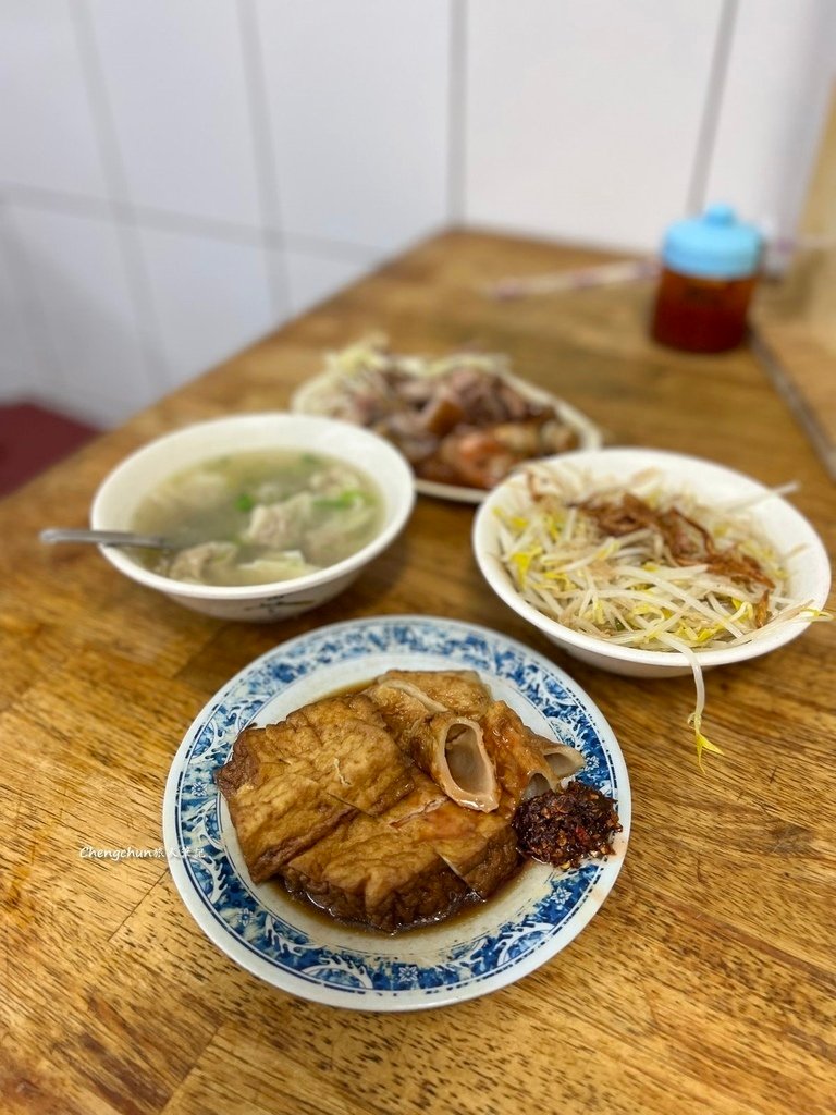 基隆美食，長腳麵食，乾麵+豬腳+扁食來一套，在地美食推薦 !