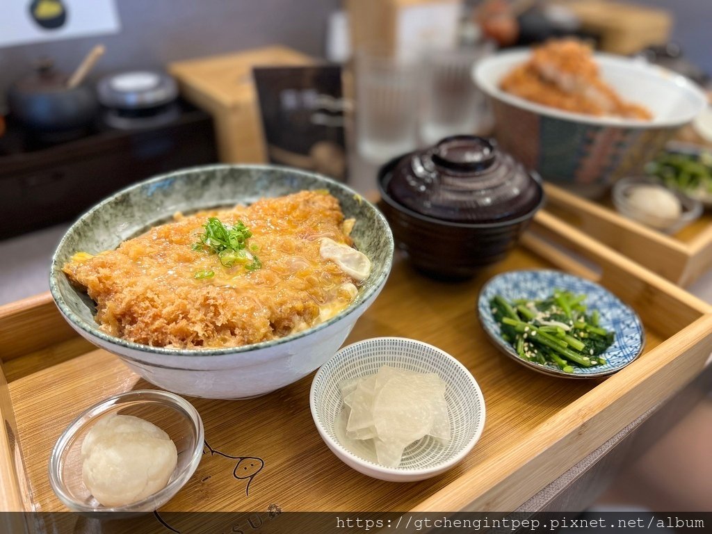 日式炸豬排推薦，​​KATSU 鑫｜安和店，現點現炸，懷念的