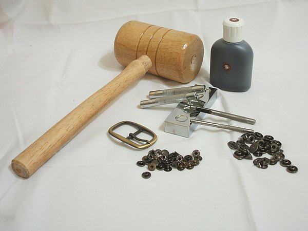 組裝金屬工具與染劑