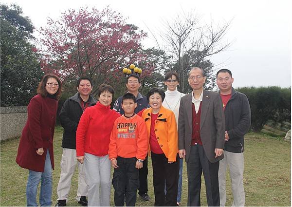 鄧海師姐在慈航觀音禪寺庭院與櫻花合影