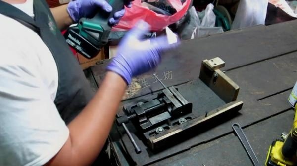 Makita 牧田 DGA 404 RTE 18V 4吋 充電式 無刷 平面砂輪機 開箱篇 Part 1。.mp4_000150884.jpg
