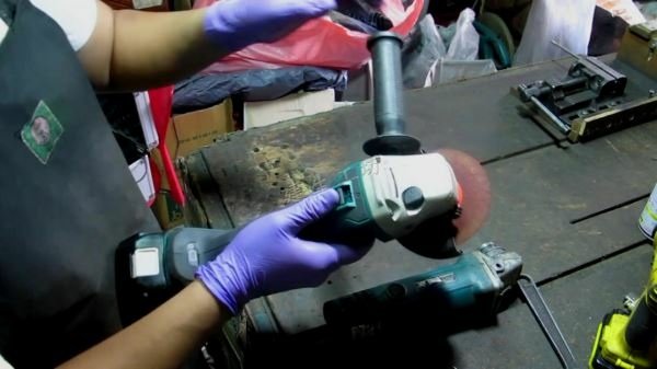 Makita 牧田 DGA 404 RTE 18V 4吋 充電式 無刷 平面砂輪機 開箱篇 Part 1。.mp4_000044511.jpg