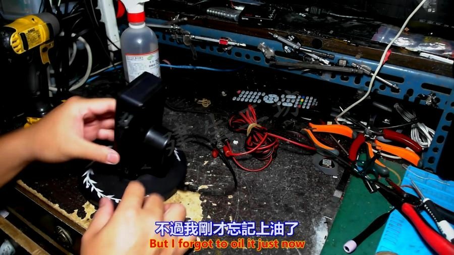 黑色 天使之翼 10W 無線充電器 翅膀升降齒輪維修篇 Part 1。中文 英文 雙字幕 內嵌影片.mp4_000100166.jpg