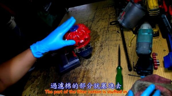 Dyson 戴森 V6 吸塵器 簡易清潔保養篇 Part 1。中文 英文 雙字幕 內嵌影片.mp4_000236169.jpg