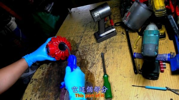 Dyson 戴森 V6 吸塵器 簡易清潔保養篇 Part 1。中文 英文 雙字幕 內嵌影片.mp4_000198164.jpg