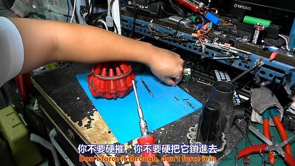 DYSON 戴森 SV03 V6 吸塵器 旋風桶拆解篇 Part 1。中文 英文 雙字幕 內嵌影片.mp4_000277310.jpg