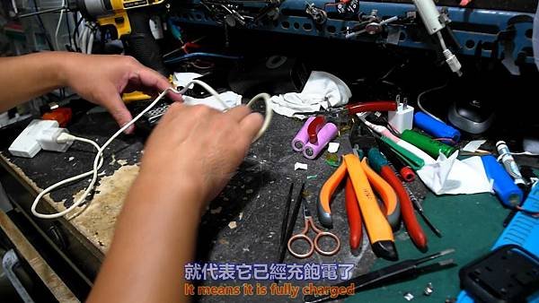 MI 小米 MJCQB02QJ 電動打氣機 電池更換篇 Part 1。中文 英文 雙字幕.mp4_000400600.jpg