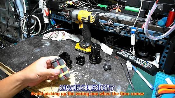 STANLEY 史丹利 90606542 10.8V 圓筒式電池 2手電池更換篇 Part 1。中文 英文 雙字幕 內嵌影片.mp4_000075075.jpg
