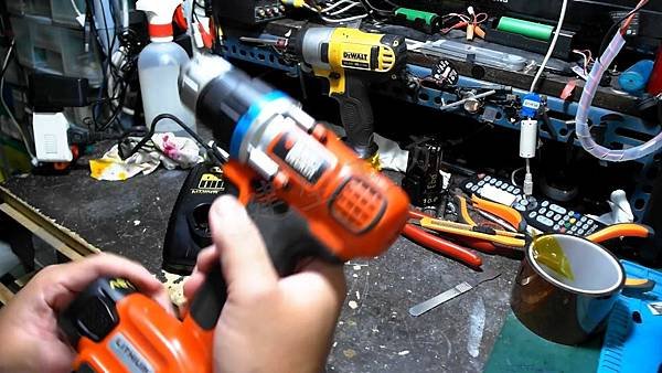 STANLEY 史丹利 90606542 10.8V 圓筒式電池 2手電池更換篇 Part 1。中文 英文 雙字幕 內嵌影片.mp4_000254621.jpg