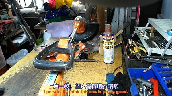 BLACK DECKER 百得 LST220 18V 鋰電式 電動割草機 開箱介紹篇 Part 1。中文 英文 雙字幕 內嵌影片.mp4_000202268.jpg