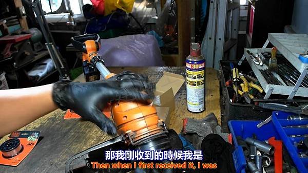 BLACK DECKER 百得 LST220 18V 鋰電式 電動割草機 開箱介紹篇 Part 1。中文 英文 雙字幕 內嵌影片.mp4_000082982.jpg