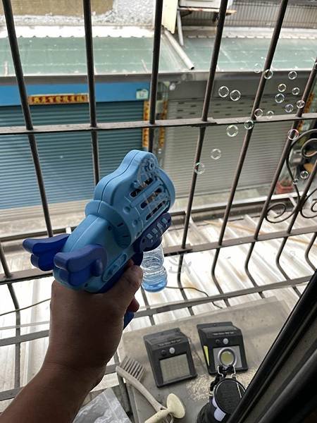 高雄 小港區 桂林 - 2手 電動玩具槍 五孔泡泡槍 8成新