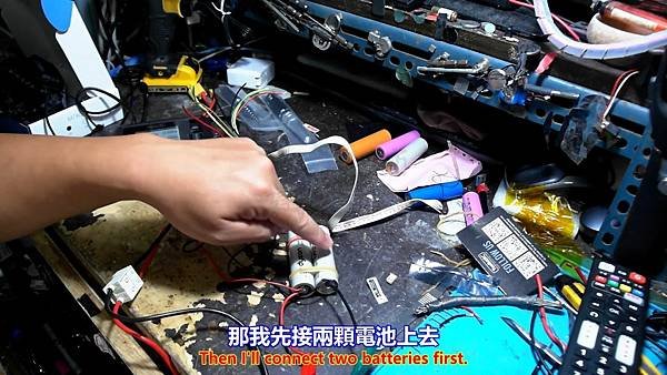 海外購物 ToolkitRC M7AC 平衡充電器 開箱暨測試篇 Part 1。中文 英文 雙字幕 內嵌影片.mp4_000153153.jpg