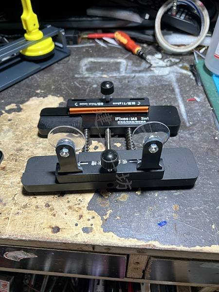 建生工坊 - 高雄 工具出租 - iFixes 拆屏保壓夾具