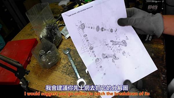 Makita 牧田 DGA 404 RTE 18V 4吋 充電式 無刷 平面砂輪機 簡易保養篇 Part 1。中文 英文 雙字幕 內嵌影片.mp4_000027827.jpg