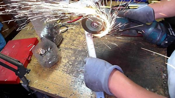 Makita 牧田 DGA 404 RTE 18V 4吋 充電式 無刷 平面砂輪機 簡易保養篇 Part 1。中文 英文 雙字幕 內嵌影片.mp4_000440273.jpg