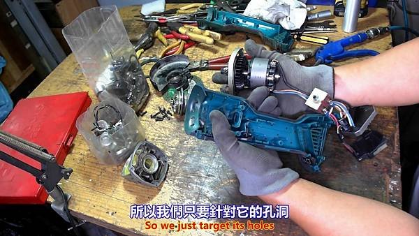 Makita 牧田 DGA 404 RTE 18V 4吋 充電式 無刷 平面砂輪機 簡易保養篇 Part 1。中文 英文 雙字幕 內嵌影片.mp4_000269235.jpg