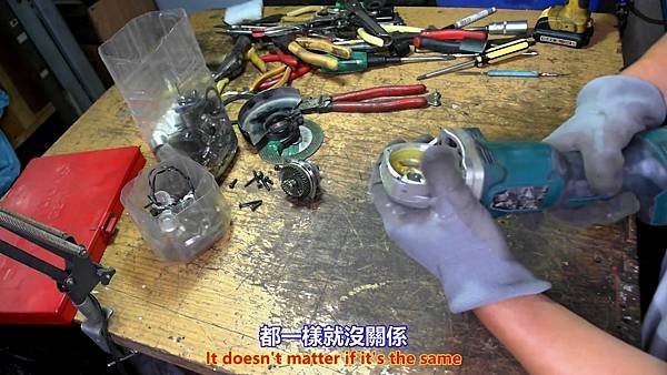 Makita 牧田 DGA 404 RTE 18V 4吋 充電式 無刷 平面砂輪機 簡易保養篇 Part 1。中文 英文 雙字幕 內嵌影片.mp4_000160793.jpg