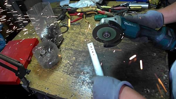 Makita 牧田 DGA 404 RTE 18V 4吋 充電式 無刷 平面砂輪機 簡易保養篇 Part 1。中文 英文 雙字幕 內嵌影片.mp4_000441374.jpg