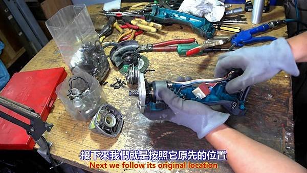 Makita 牧田 DGA 404 RTE 18V 4吋 充電式 無刷 平面砂輪機 簡易保養篇 Part 1。中文 英文 雙字幕 內嵌影片.mp4_000276876.jpg