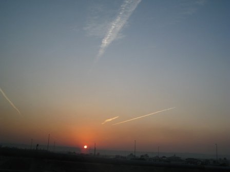 飛機劃過白雲.jpg