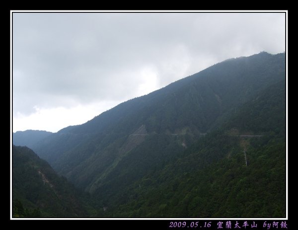 21橫劈山間的一線道路.jpg