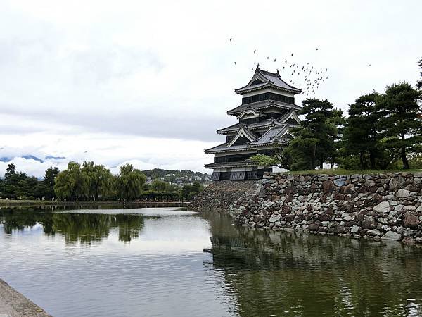 010參觀了國本五城的松本城.JPG