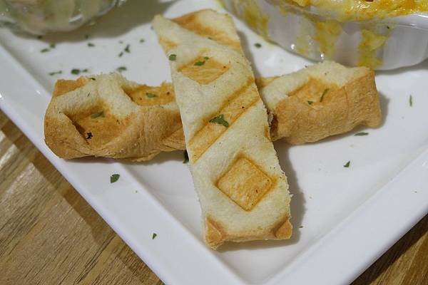 奶油培根焗烤飯 麵包.JPG