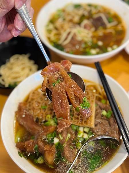 【宜蘭頭城美食 Ｘ 龍記牛肉麵】厚到離譜！有夠嫩！開店20分