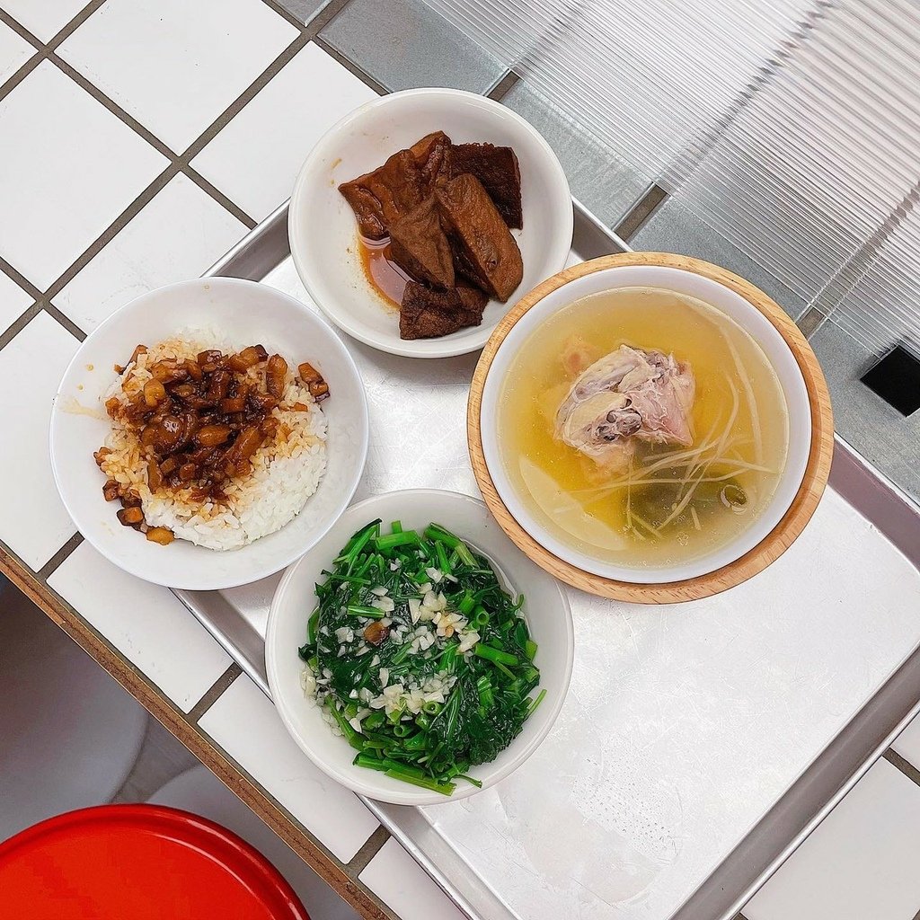 台北信義區美食║純發魯肉飯║台北美食║信義區美食║永春美食║捷運永春站║剝皮辣椒雞湯║滷肉飯║銅板美食║信義區餐廳║東區美食