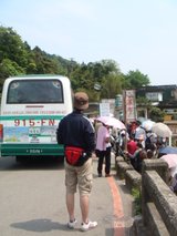 [竹子湖]--聽說公車塞在路上，不知何時才會上來!!