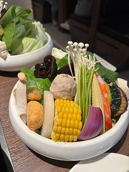 台北中山萬客什鍋長安東路店，飲料跟冰淇淋贏過主餐的火鍋店!記
