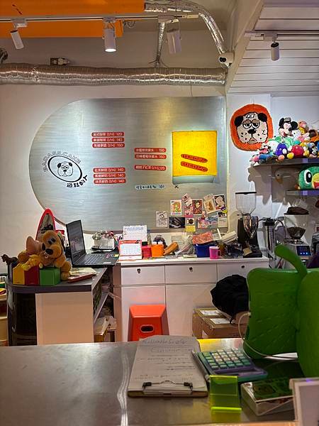 台北中山造糕的人，超有趣的賽博朋克Y2K風蛋糕店，店內裝潢超