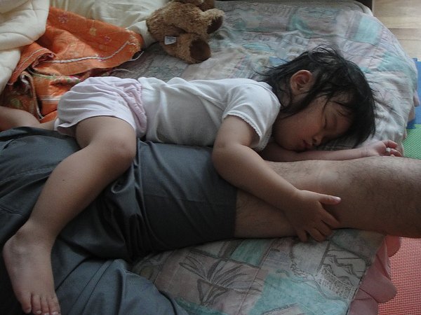 抱爸比的大腿睡覺很舒服哦