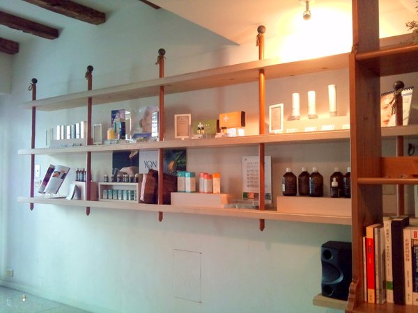 櫃上都是芳香精油跟產品