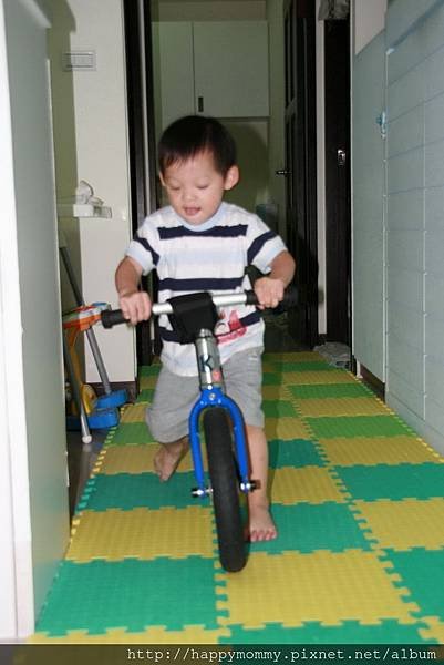 2010.09.05 朕慶抓到平衡囉 (2).jpg