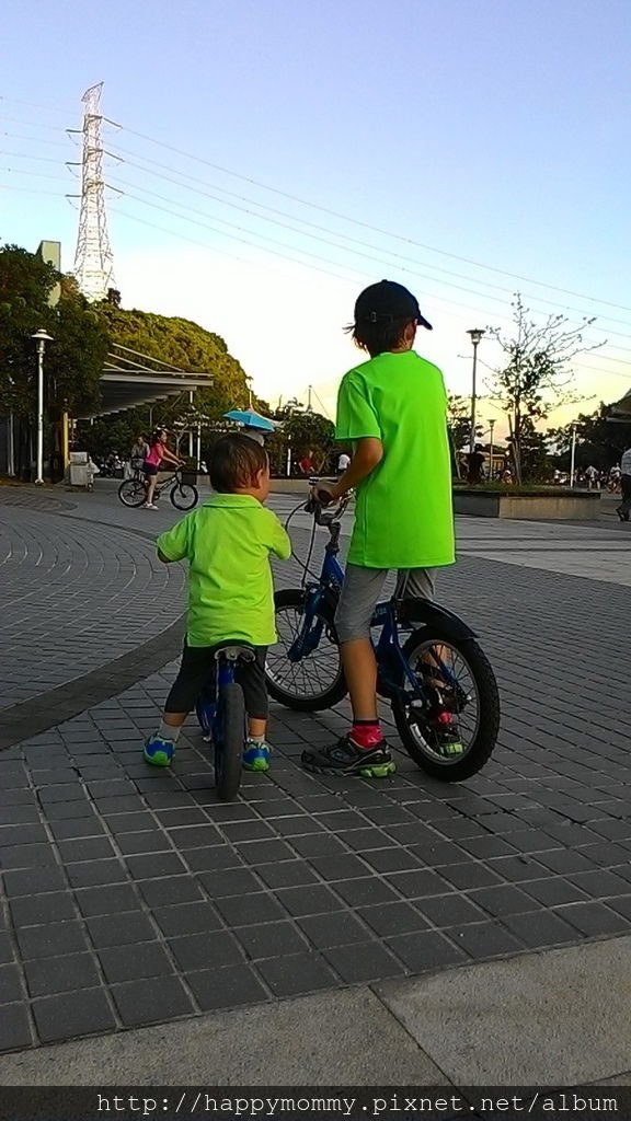 2016.08.07 關渡碼頭騎滑步車 玩水 (8).jpg