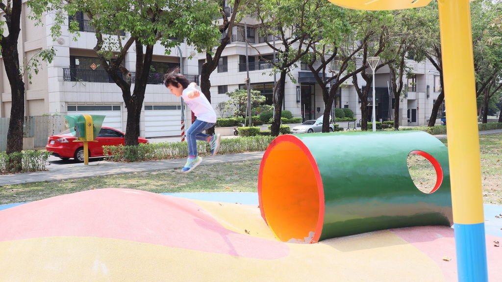 高雄特色公園親子景點 蓮池潭兒童公園遊戲場 (13) .JPG