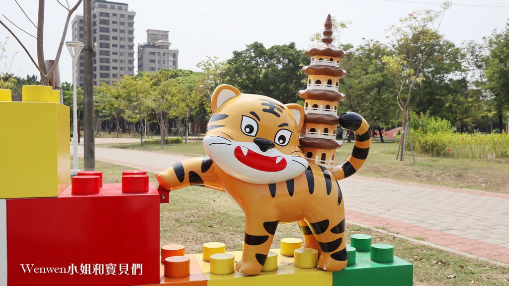 高雄特色公園親子景點 蓮池潭兒童公園遊戲場 (4) .JPG