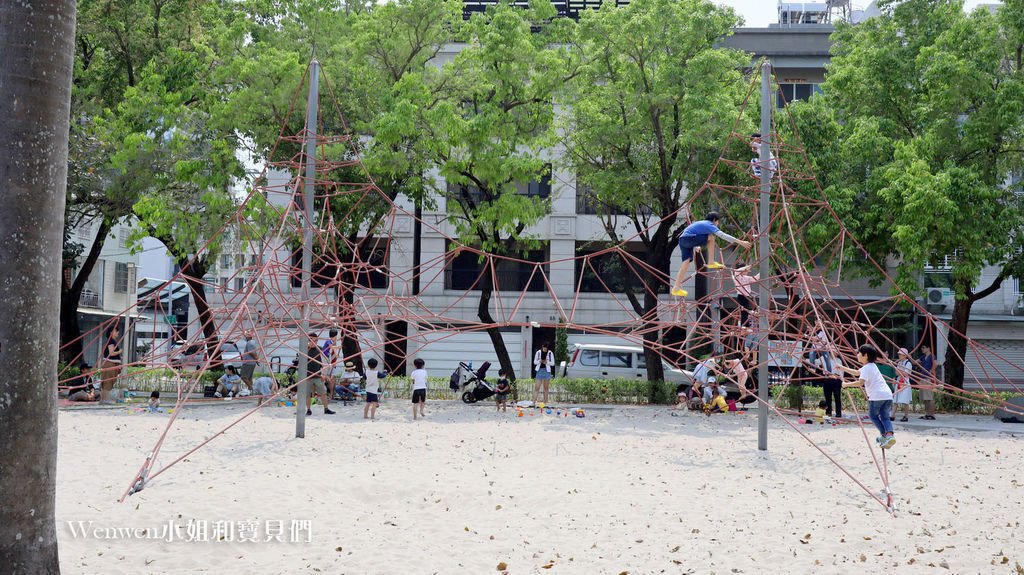 高雄特色公園親子景點 蓮池潭兒童公園遊戲場 (9) .JPG