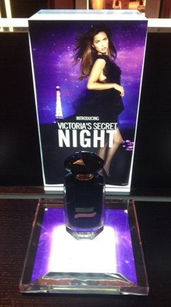 Victoria Secret Night香水(展示架).JPG