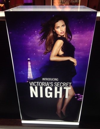 Victoria Secret Night香水(展示架資訊特寫照).JPG