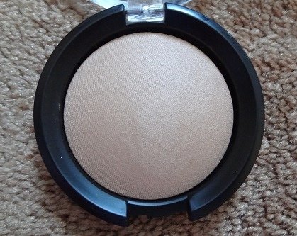 Essence Pure Nude Highlighter (10 Be My Highlight) 6.JPG